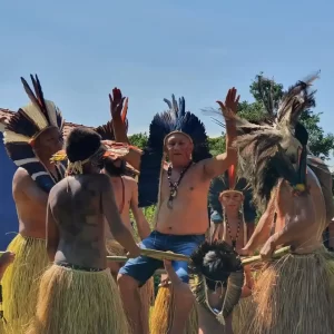 Imagem 4 - Momento da dança Terena que os guerreiros levantam o Homenageado, nessa ocasião é um ancião da comunidade. Foto Kauê Terena_3_14